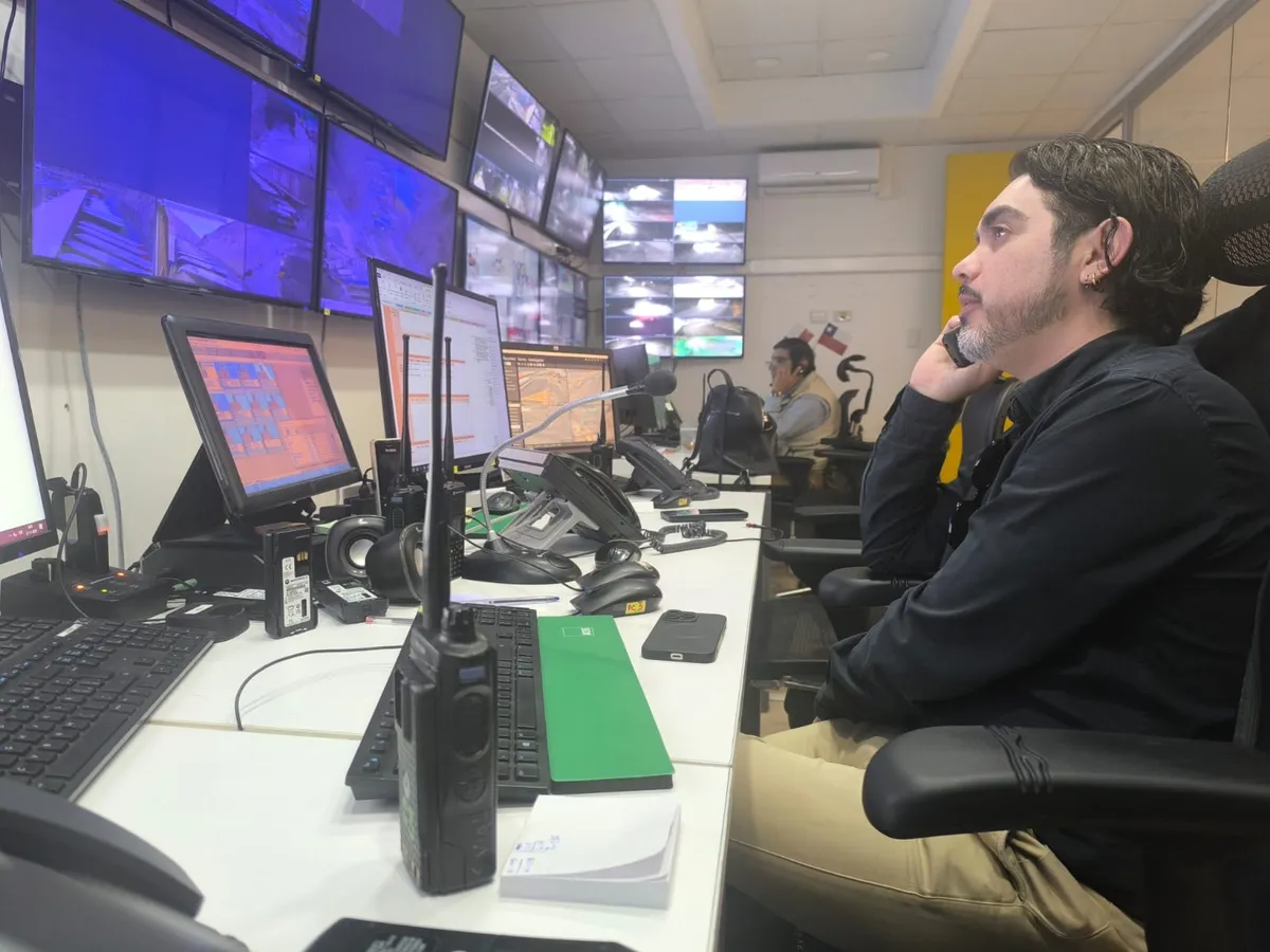 Operador en sala de control, División El Teniente